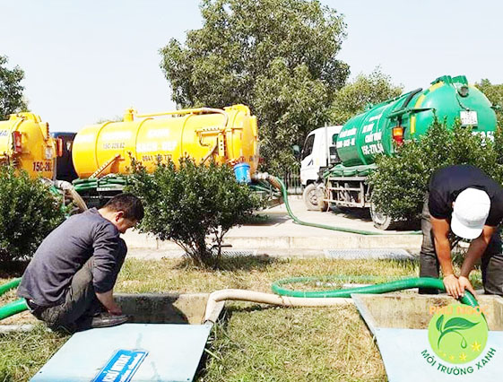 mot-dich-vu-hut-be-phot-cua-cong-ty-moi-truong-xanh-bien-hoa-dong-nai-dang-duoc-tien-hanh