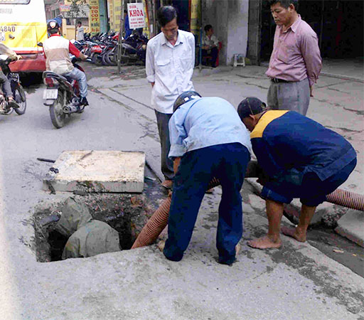 doi-ngu-nhan-vien-co-tay-nghe-cao-va-nhiet-tinh